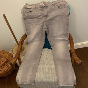 Light grey old navy rockstar skinny jeans size 18. Normal wear. Lost weight…